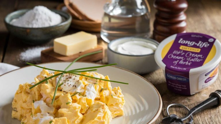 « C&rsquo;est ma recette fétiche quand je n&rsquo;ai pas le temps : des œufs brouillés crémeux au Boursin »