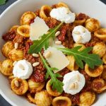 Pâtes au pesto de tomates séchées, rucola et ricotta : recette savoureuse